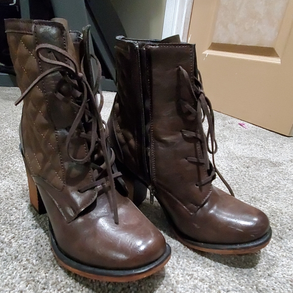 Shoes - Women Boots